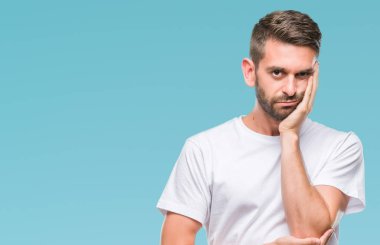 İzole arka plan düşünme seyir üzerinde genç yakışıklı adam yorgun ve sıkılmış çapraz silah depresyon sorunları ile.