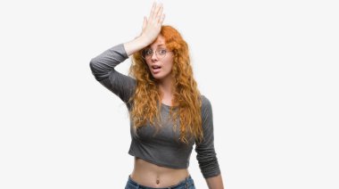 Genç Kızıl saçlı kadın başına hata için el ile sürpriz hata hatırlıyorum. Unuttum, kötü bellek kavramı.