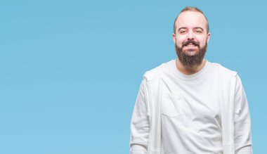 Genç beyaz hipster adam yüzünde mutlu ve güzel bir gülümseme ile izole arka plan üzerinde spor giysiler giyiyor. Şanslı kişi.