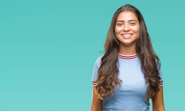 İzole arka plan ile bir mutlu ve güzel genç güzel Arap kadın yüzündeki gülümseme. Şanslı kişi.