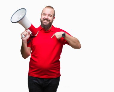 Beyaz delikanlı kendisine sürpriz yüz işaret parmağı ile izole arka plan üzerinde megafon ile bağırarak