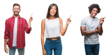 Kameraya bakarak yan el ve parmak ile işaret eden Çin, Afrika kökenli Amerikalı, İspanyol insanların yüzünde kocaman bir gülümseme ile izole arka plan üzerinde Grup kolaj.