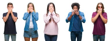 Afrikalı-Amerikalı, İspanyol ve Çinli grup izole beyaz arka plan ağız hata için elleriyle kapsayan şok üzerinde insan bileşimi. Gizli kavramı.