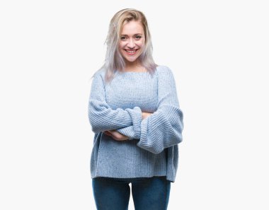 Üzerinde kış kazak giyen genç sarışın kadın ile mutlu yüz gülümseyerek kameraya seyir silah geçti arka plan izole. Olumlu bir kişi.