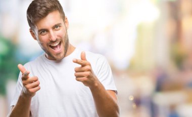 Yakışıklı delikanlı için fotoğraf makinesi ile mutlu ve komik yüz parmakları işaret izole arka plan üzerinde. İyi enerji ve vibes.