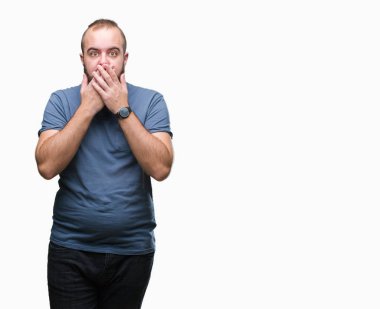 İzole arka plan ağız hata için elleriyle kapsayan şok Genç beyaz hipster adam. Gizli kavramı.