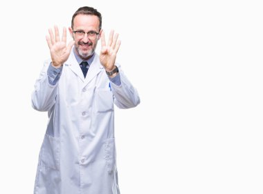 Orta yaş üst düzey ağarmış profesyonel adam gösterilen ve parmakları ile işaret izole arka plan üzerinde beyaz önlük giyen numara 9 kendinden emin ve mutlu gülümseyerek süre.