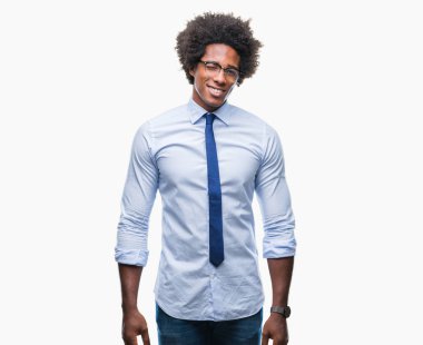 Gözlüklü seksi bir ifadeyle, neşeli ve mutlu yüzünü kameraya bakarak göz kırpıyor izole arka plan üzerinde Afro Amerikalı iş adamı.