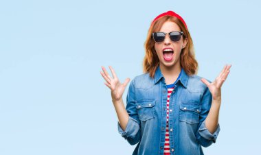 Genç güzel kadın üzerinde arka plan çılgın kutlama güneş gözlüğü takıyor izole ve silah ile başarı için yükseltilmiş ve açık gözleri heyecanlı çığlık hayrete düşürdü. Kazanan kavramı