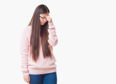 İzole arka burun ve göz yorgunluğu ve baş ağrısı duygu sürtünme yorgun gözlüklü Genç Çinli kadın. Stres ve hayal kırıklığı kavramı.