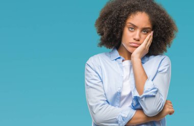İzole arka plan düşünme seyir üzerinde genç afro Amerikalı kadın yorgun ve sıkılmış çapraz silah depresyon sorunları ile.