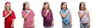Genç güzel küçük kız çocuk izole arka neşeli kolaj bir gülümseme ile el ve parmak kadar kameraya bakarak yüzündeki mutlu ve doğal ifade ile yan ile işaret eden yüz.