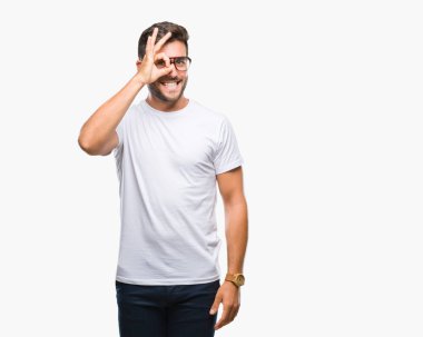 Gülümseyen, parmakları ile mutlu yüz üzerinden seyir göz el ile ok jest yapıyor izole arka plan üzerinde gözlük takan genç yakışıklı adam.