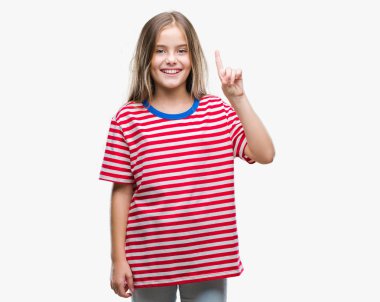 Genç güzel kız yüzünden gösterilen ve kendinden emin ve mutlu gülümseyen bir parmak ile işaret eden oktan yukarı izole arka plan.