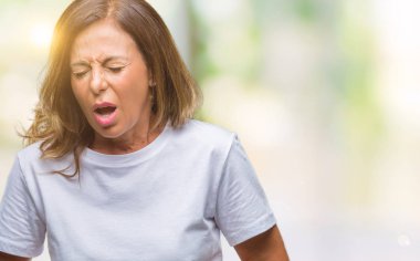 Orta yaş üst düzey İspanyol kadın izole mide üzerinde el ile arka plan çünkü mide bulantısı, ağrılı hastalık hasta hissediyor. Ağrısı kavramı.