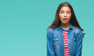 Genç güzel Arap kadın izole arka plan korkuyor ve sürpriz ifade ile şok yüzünden korku ve yüz heyecanlı.