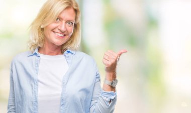 Orta yaş sarışın kadın arıyorum ve başparmak yanında yukarıyı mutlu yüz ile gülümseyen izole arka plan üzerinde.