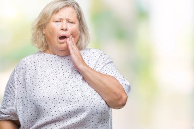 Diş ağrısı veya dişlerde dişlerle ilgili hastalık nedeniyle ağız acı ifadesi ile el ile dokunmak izole arka plan üzerinde beyaz kadın kıdemli artı boyutu. Diş hekimi kavramı.