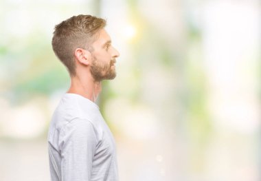 Yakışıklı delikanlı izole arka tarafına, seyir üzerinde dinlenmek doğal yüz emin gülümseme ile pozuyla profili.