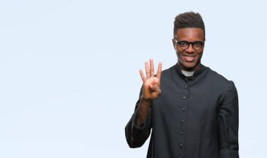 Gösterilen ve parmakları ile işaret izole arka plan genç Afro-Amerikan rahip adam kendinden emin ve mutlu gülümseyerek süre dört numara.