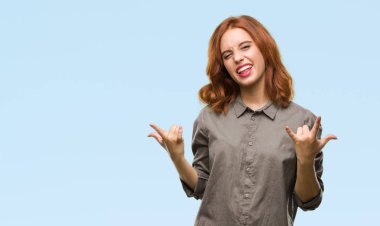 Genç güzel kadın deli ifade rock simge elle yapıyor ile bağırarak izole arka plan yüzünden. Müzik yıldızı. Ağır kavramı.