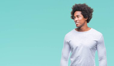 Uzak tarafına yüzünde, doğal ifade gülümseme ile seyir izole arka plan üzerinde Afro Amerikalı adam. Kendine güvenen gülüyor.