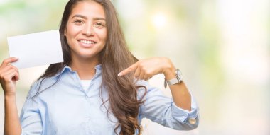 Sürpriz yüz işaret parmağı kendini izole arka plan üzerinde boş kartı tutan genç Arap kadın