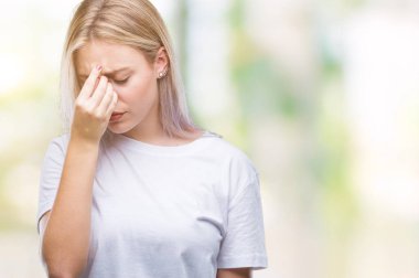 Genç Sarışın kadın izole arka burun ve göz yorgunluğu ve baş ağrısı duygu sürtünme yorgun yüzünden. Stres ve hayal kırıklığı kavramı.