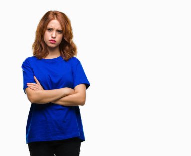 İzole arka plan şüpheci ve sinir, onaylamayan ifade yüz çapraz kolları olan genç güzel kadın. Negatif kişi.