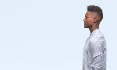 İzole arka tarafına, arayan genç Afro-Amerikan adam sakin ol kendine güvenen gülümseme ile doğal yüz pozuyla profili.