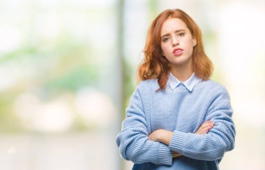 İzole arka yüz çapraz kolları olan kış kazak şüpheci ve sinir, onaylamayan ifade giyen genç güzel kadın. Negatif kişi.