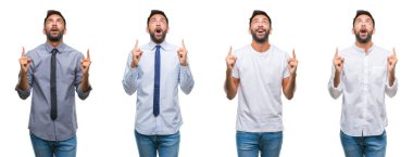 Rahat bakmak beyaz izole kağıt üzerinde giyen genç adam kolaj hayrete ve yukarıya bakıyor ve parmakları ile işaret ve silah kaldırdı şaşırttı.