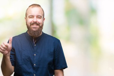 Genç beyaz hipster adam ve parmak gülümseyen süre bir numara ile kendinden emin ve mutlu yukarıyı gösteren izole arka plan.