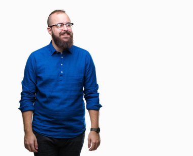 Görünümlü yan ve dik dik bakma uzağa düşünce gülümseyen izole arka plan üzerinde gözlüklü Genç beyaz hipster adam.