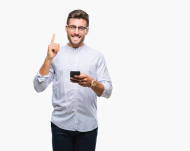 Genç yakışıklı adam akıllı telefon kullanan izole arka bir fikir veya parmakla gülen yüz, bir numara ile soru ile sürpriz üzerinden manifatura
