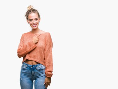 İzole arka neşeli bir gülümseme ile el ve parmak kadar kameraya bakarak yüzündeki mutlu ve doğal ifade ile yan ile işaret yüz güzel genç sarışın kadın.