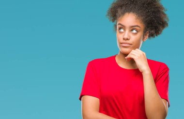 Çene düşünme hakkında soru, dalgın ifade üzerine el ile izole arka plan üzerinde genç afro Amerikalı kadın. Düşünceli yüzüyle gülümsüyor. Şüphe kavramı.