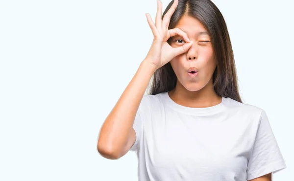 Joven Mujer Asiática Sobre Aislado Fondo Haciendo Gesto Sorprendido Con — Foto de Stock