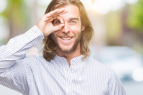 Jovem Homem Bonito Com Cabelos Longos Sobre Fundo Isolado Fazendo — Fotografia de Stock