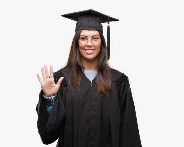 Giovane Donna Ispanica Indossa Cappello Graduato Uniforme Mostrando Indicando Con — Foto Stock