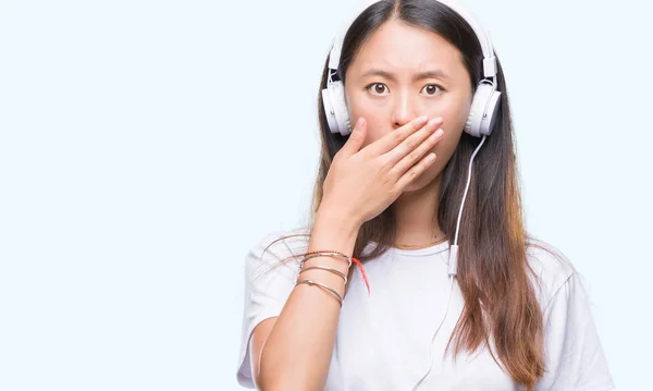 Ung Asiatisk Kvinna Musiklyssnande Bär Hörlurar Isolerade Bakgrund Täcker Munnen — Stockfoto