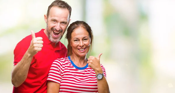 Medelåldern Spansktalande Par Kärlek Över Isolerade Bakgrund Gör Glad Tummen — Stockfoto