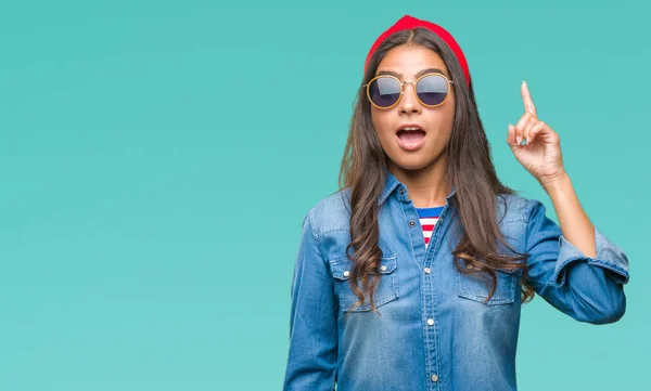 Joven Mujer Árabe Hermosa Con Gafas Sol Sobre Fondo Aislado —  Fotos de Stock