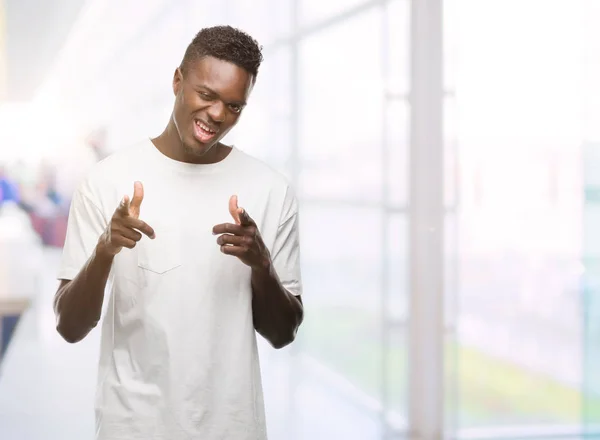 Unga Afroamerikanska Man Klädd Vit Shirt Pekande Fingrar Till Kamera — Stockfoto