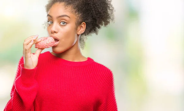 Młody Afro American Kobieta Jedzenie Cukierka Białym Tle Pewność Ekspresji — Zdjęcie stockowe