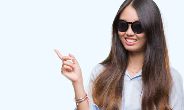 Jovem Mulher Asiática Vestindo Óculos Sol Sobre Fundo Isolado Com — Fotografia de Stock