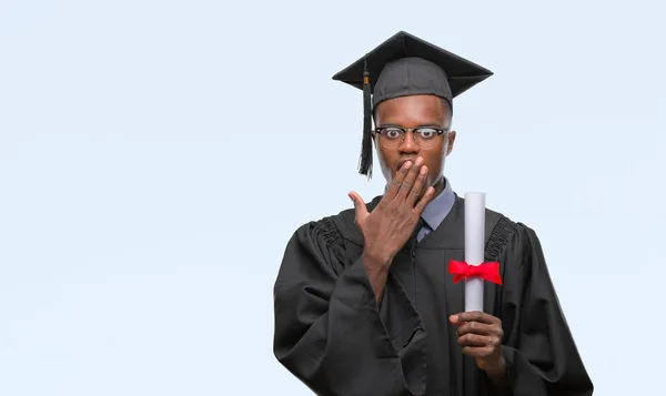 Ung Utexaminerades Afroamerikanska Mannen Innehar Graden Över Isolerade Bakgrund Täcker — Stockfoto