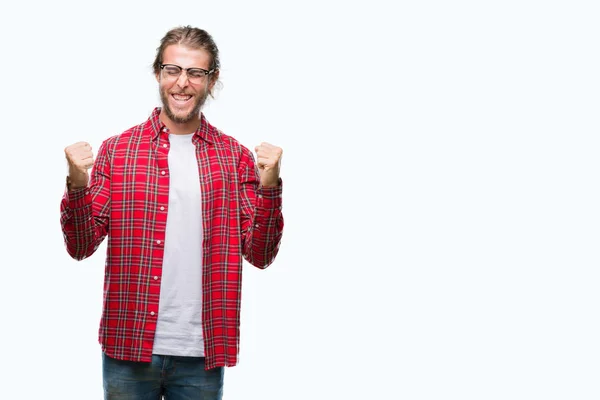 Homem Bonito Jovem Com Cabelos Longos Vestindo Óculos Sobre Fundo — Fotografia de Stock