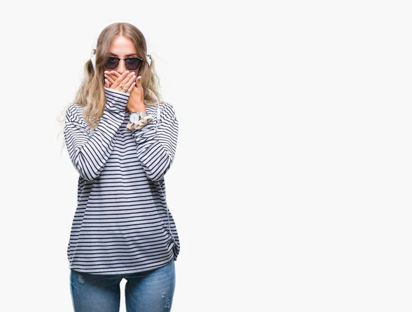 Hermosa Mujer Rubia Joven Con Auriculares Gafas Sol Sobre Fondo — Foto de Stock