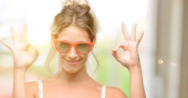 Joven Hermosa Mujer Con Gafas Sol Rojas Haciendo Gesto Signo —  Fotos de Stock